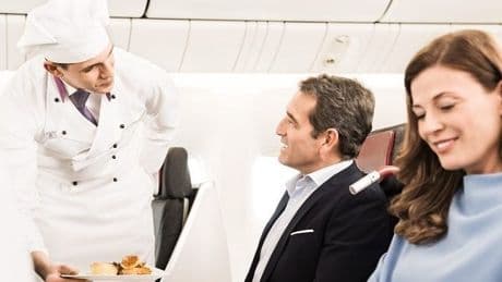 Chef tra le nuvole: alta cucina e menu stellati conquistano i cieli del mondo