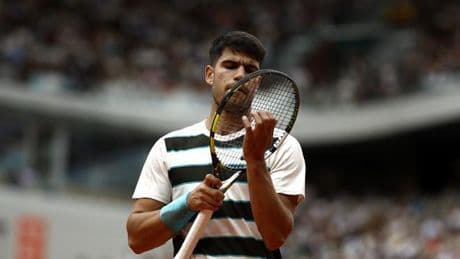 Alcaraz se aísla en busca de las semis en Roland Garros