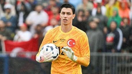 Berke Özer, transfer iddialarını yanıtladı: 'Sözleşmeli oyuncuyum karar kulübümün'