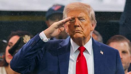 Trump se regala un desfile militar en una jornada marcada por las protestas y la violencia política