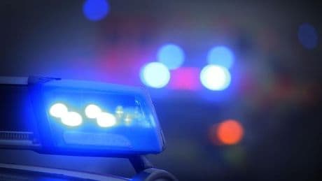 Polizei: Streifenwagen und Taxi stoßen zusammen
