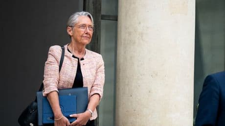 "Leur permettre de préparer les cours": Élisabeth Borne annonce qu'une intelligence artificielle "sera proposée aux professeurs"