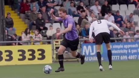 Er jubelt wie nach einem Titel - Comedian demütigt Premier-League-Legende