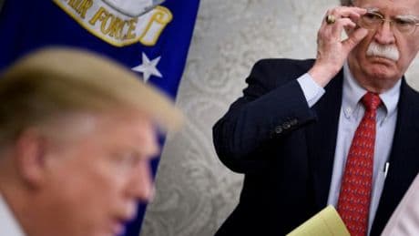 John Bolton, ex-conseiller de Donald Trump devenu son opposant, visé par une perquisition du FBI