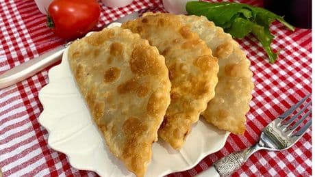 Dışı altın sarısı, içi sulu kıymalı: Çi börek yapmanın en kolay ve lezzetli yolu bu tarifte!