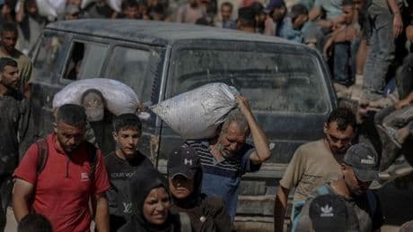 Veinte muertos y decenas de heridos al volcar un camión con ayuda humanitaria en Gaza