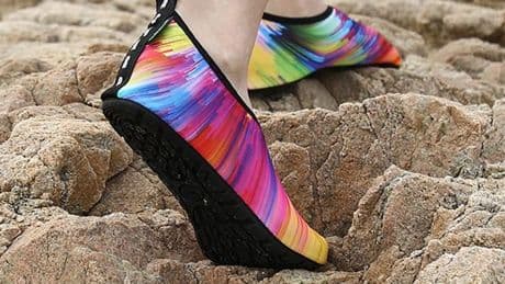 Badeschuhe im Sommer: So schützen Sie Füße vor Steinen und Infektionen