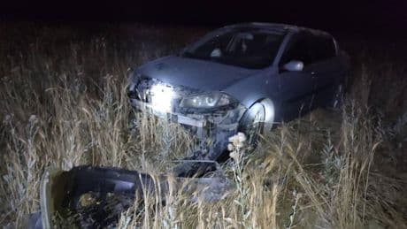Burdur’da otomobil tarlaya uçtu: 2 yaralı