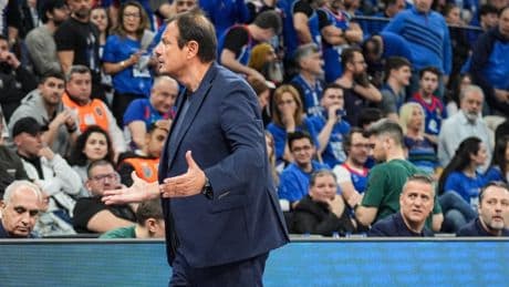EuroLeague maçında gergin anlar! Ergin Ataman, Anadolu Efes taraftarıyla tartıştı: O kupa benim sayemde!