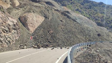 Artvin’in Yusufeli ilçesinde heyelan! İki kara yolu ulaşıma kapandı