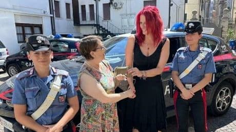 Camilla Rutelli trova un portafoglio con 710 euro e lo porta dai carabinieri. Poi l'incontro: «Quei soldi le servivano per tornare in Moldavia»