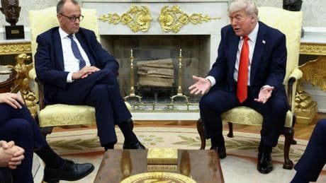 Trump bromea sobre el pasado nazi de Alemania ante Merz y abre la puerta a retirar tropas de Europa: "Tenemos muchas allí"
