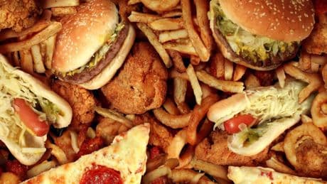 Los anuncios de comida insana llevan a los niños a consumir más calorías
