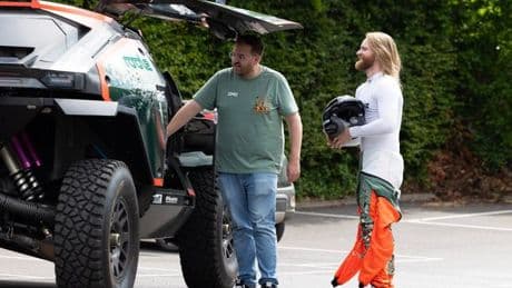 Sam Ryder makes grand entrance at gig in Dakar Rally off-road vehicle