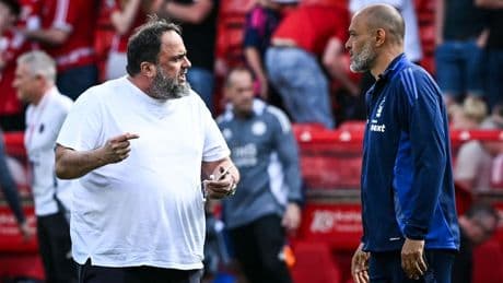 Skandal in der Premier League - Klub-Boss knöpft sich Trainer auf dem Rasen vor