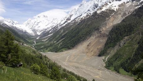 Un glaciar suizo colapsa y arrasa un pueblo entero: el cambio climático ya se deja sentir en Europa