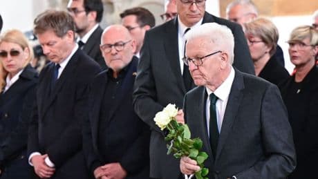 Zwiefalten: Kretschmann erinnert an Opfer des Zugunglücks von Riedlingen