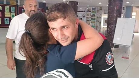 Trabzon’da sınava geç kalan öğrenciyi polisler yetiştirdi