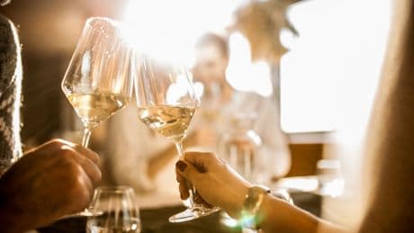 El primer vino blanco sin alcohol se elabora en una villa de Girona: menos de 6€ por botella