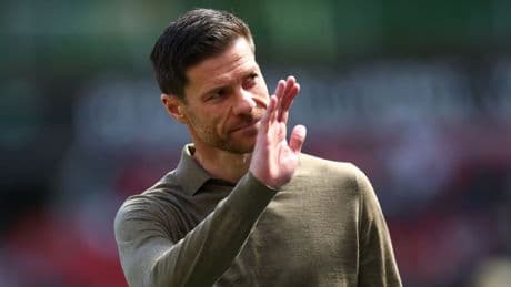 Trainer hält den Klub hin - Interessant, wie die Fans Alonso begrüßten