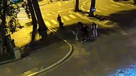 Rovigo, morto un 23enne in strada: rissa tra stranieri con coltelli e cocci di bottiglia. Terrore nella notte
