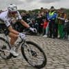 VIDÉO. Paris - Roubaix : Tadej Pogacar part à la faute, chute, et laisse s’envoler Van der Poel