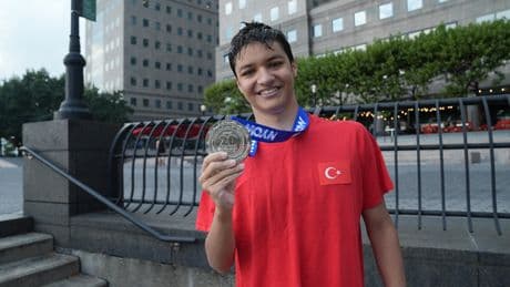 Nevzat Arda Ağır, New York’ta 46 km’lik yüzme parkurunu tamamlayan en genç Türk oldu! Başarısını kanserle mücadele edenler vakfına adadı.
