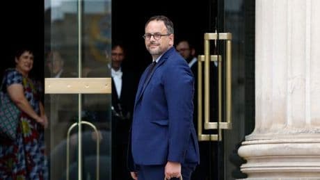 Fraude aux eaux minérales : Aurélien Rousseau reconnaît une « erreur d’appréciation » mais récuse tout « scandale sanitaire »