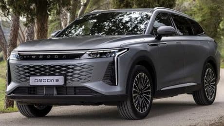 Omoda 9, l'ammiraglia con tecnologia Super Hybrid. L'autonomia in elettrico è 145 km, quella totale è di oltre 1.100 km