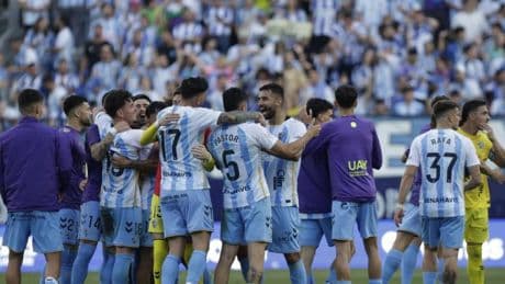 El Málaga da un paso de gigante para la salvación