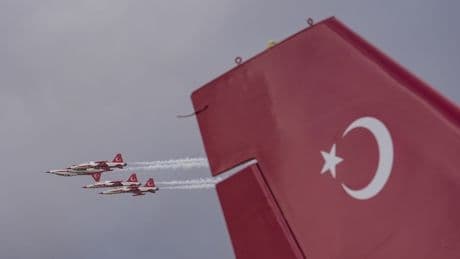 Türk Yıldızları'ndan TEKNOFEST KKTC'de gösteri uçuşu