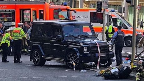 Auto fährt in Stuttgart in Menschenmenge – Mehrere Schwerverletzte