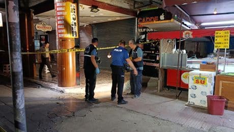 Motosikletli saldırganlardan çay ocağına silahlı saldırı! 2 yaralı