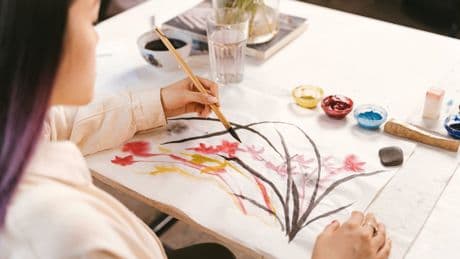 ¿Son los zurdos realmente más creativos? La ciencia destapa la verdad