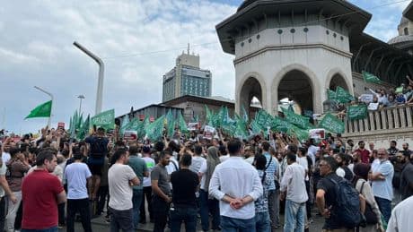 Şeriatçı gruplara yasak yok: Taksim Meydanı'nda Ağa Camii önünde toplandılar