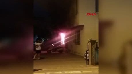 Apartmanda yangın paniği: Binadakiler çatıya çıktı