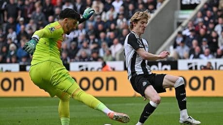Altay Bayındır, Premier Lig'de ilk kez forma giydi