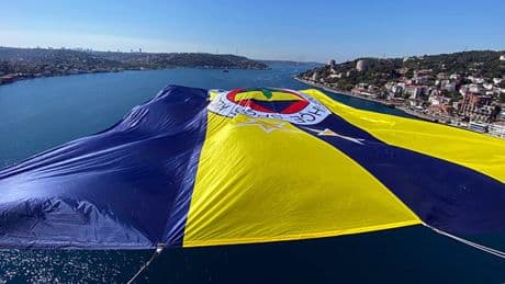 Fenerbahçe Beko’nun bayrakları köprülerde dalgalandı!