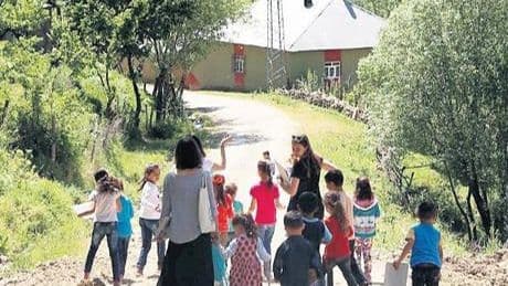 Orada bir köy öğretmeni var uzakta... Bir okulun her şeyi!