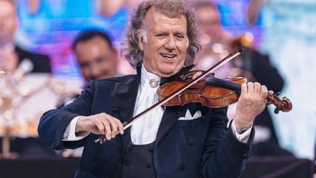 André Rieu doneert viool aan jonge straatmuzikant Romeo: ’Hij speelt erg goed’