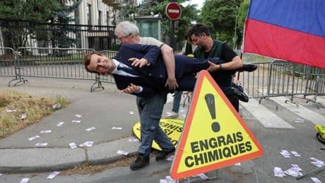 Roban un Macron de cera y lo colocan ante la embajada rusa en París