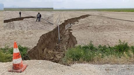 Konya'da yer yarıldı: 3-5 metre derinliğinde ve 100 metre uzunluğunda