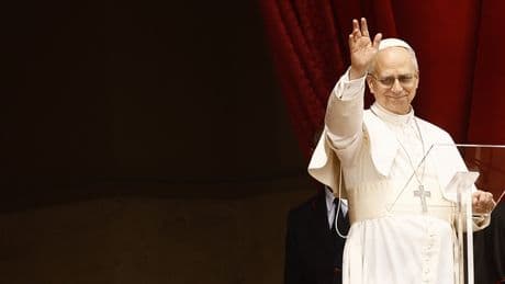 Leone XIV, un Papa deciso: la svolta sulle guerre (con posizioni forti) e il richiamo a Wojtyla
