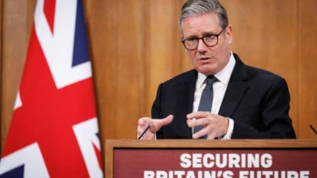 Keir Starmer endurece las reglas de entrada de inmigrantes en respuesta al auge de la derecha populista