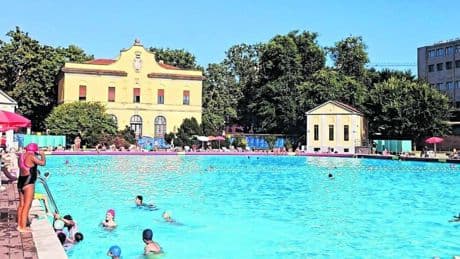 Serrata delle piscine verso il Ferragosto. Anche la Diocesi boccia il Comune