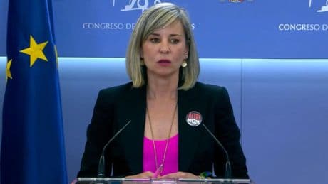 La portavoz de Sumar se va de la rueda de prensa tras sufrir varias interrupciones: &quot;Deje de gritar&quot;