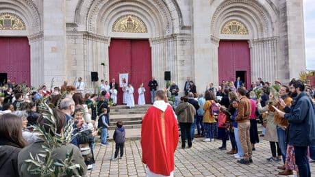 « Le Carême m’a permis de renouer avec la foi » : à Nantes, la messe des Rameaux attire de nombreux jeunes