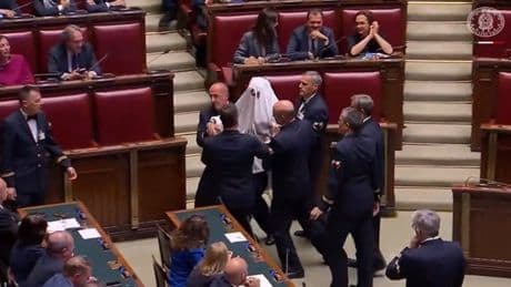 Magi alla Camera vestito da fantasma: espulso