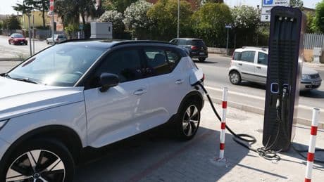 Ecobonus auto elettriche 2025: incentivi fino a 20mila euro, ma non per tutti