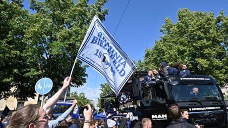 DFB-Pokalfinale: Jubel trotz Niederlage: Fans bereiten Arminia großen Empfang